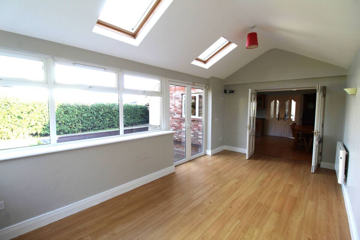 Sun room to the rear