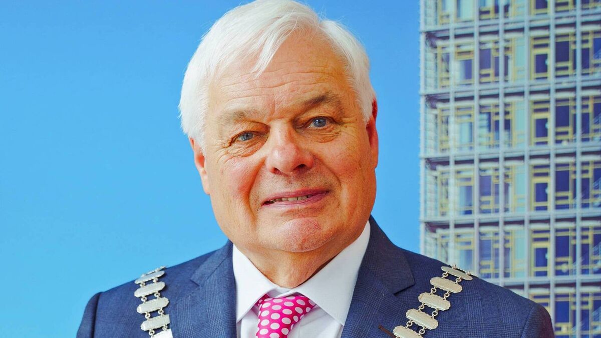 Cork mayor apologises for appearing to support blockade of building for asylum seekers - Vimarsana News