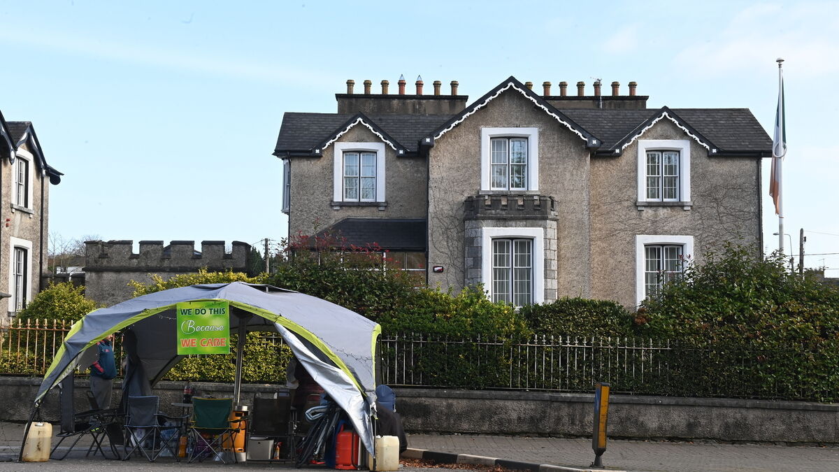 Protesters defiant over plans to blockade Fermoy building earmarked for refugees - Vimarsana News