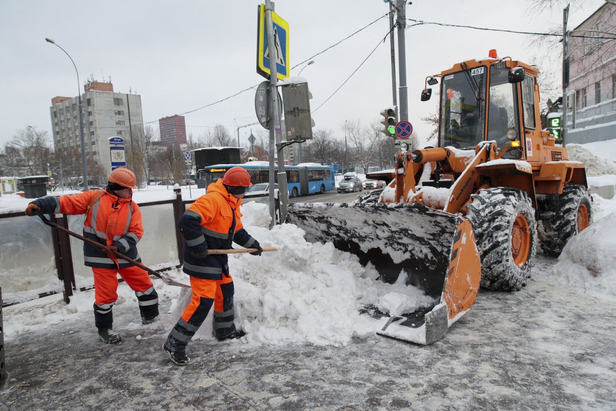 Disruption on roads and at airports as Moscow hit by heavy snow