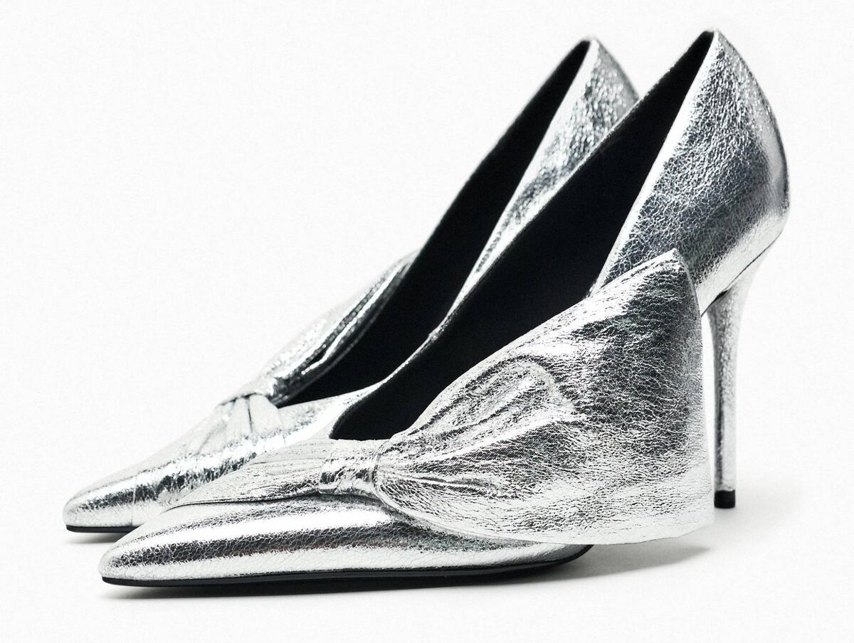 High-heel metallic shoes with bow, Zara, €45.95