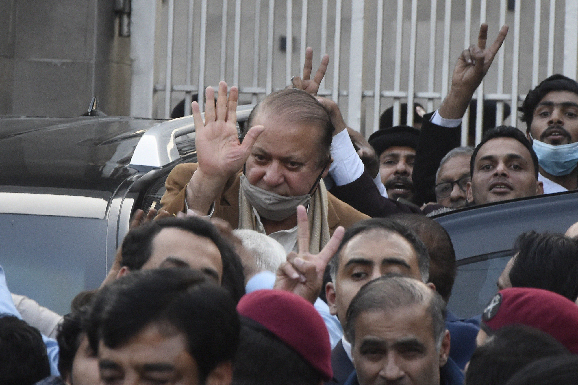Pakistan court overturns conviction of ex-premier Nawaz Sharif ahead of election