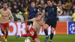<p>CLEAR VISION: Lens' Neil El Aynaoui, centre, kicks the ball ahead of Sevilla's Ivan Rakitic. (AP Photo/Thibault Camus)</p>
