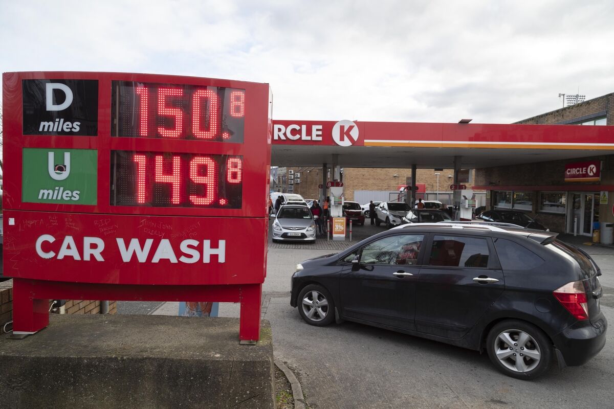 Motorists queue to fill with fuel at a Circle K filling station in Tallaght. Picture: Colin Keegan, Collins Dublin