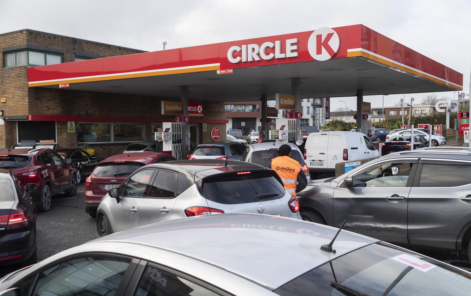 Picture: Drivers flock to forecourts after flash fuel sale 