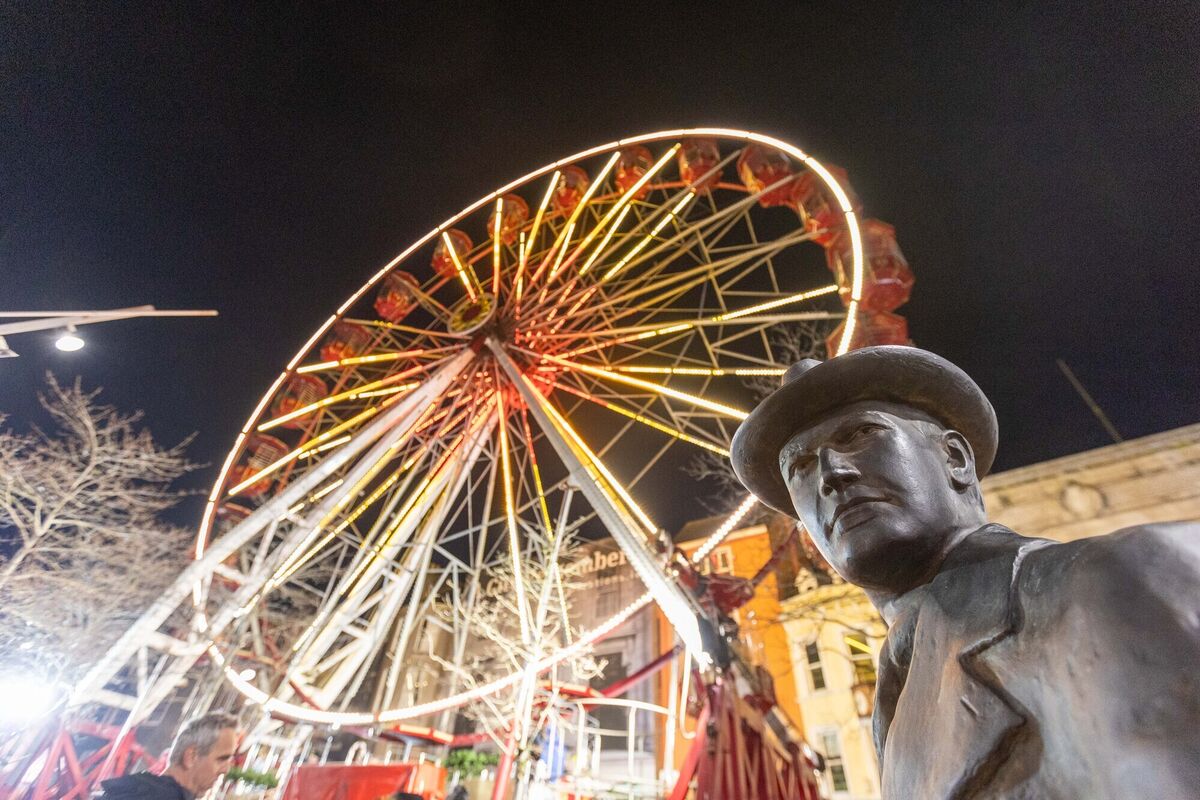 The statue of Michael Collins in front of the 30ft Ferris Wheel on the Grand Parade. Pic: Darragh Kane