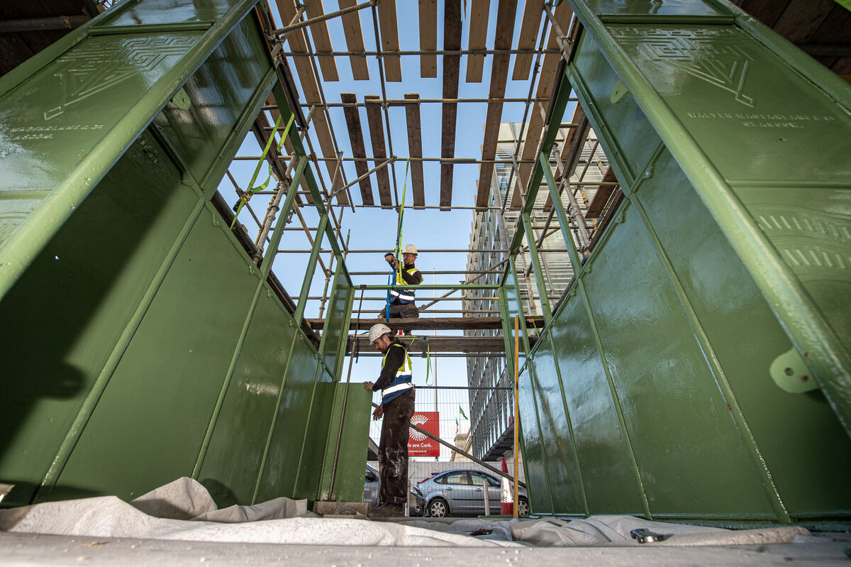  James O'Riordan and Gus Knight of Leeside Forge working on the Fireman's Rest.