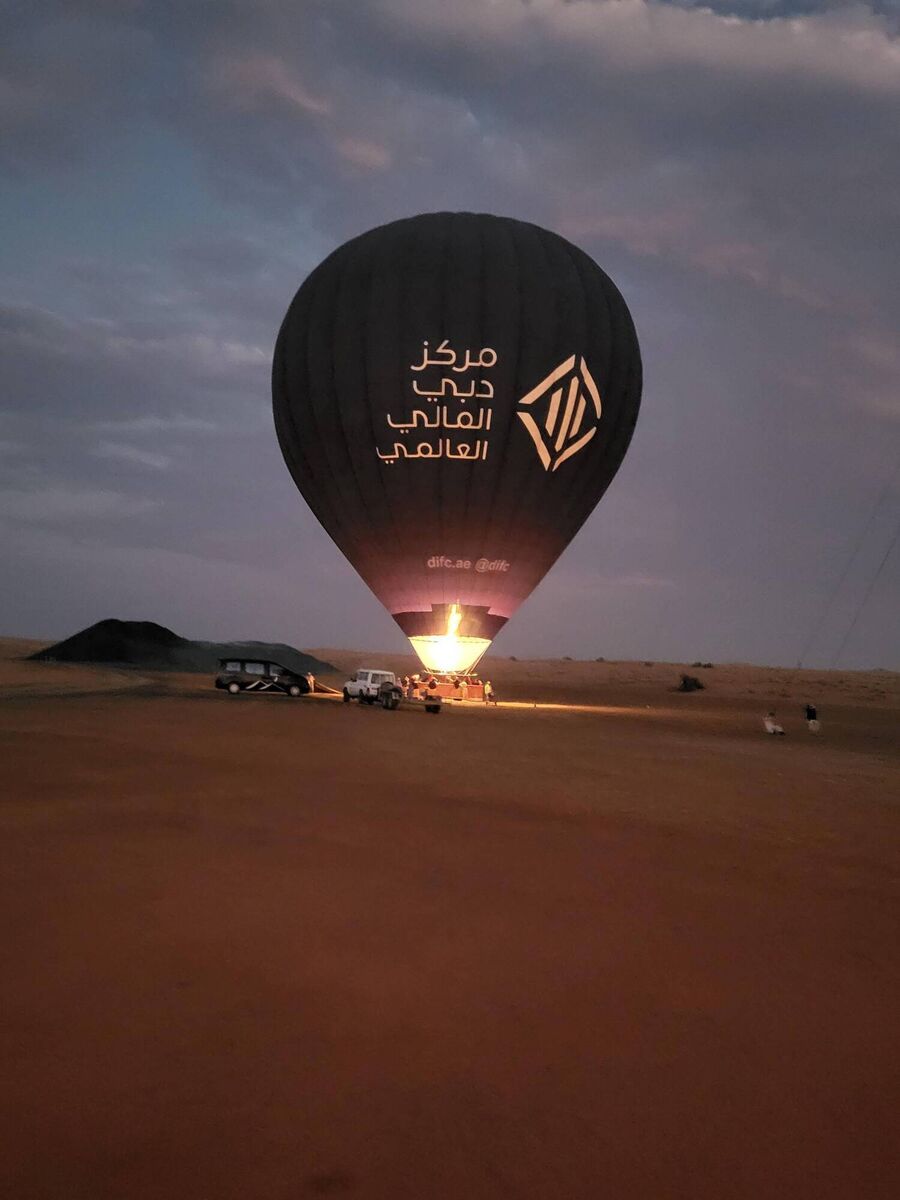 Balloons settle at sunrise in Dubai Balloons settle at sunrise in Dubai