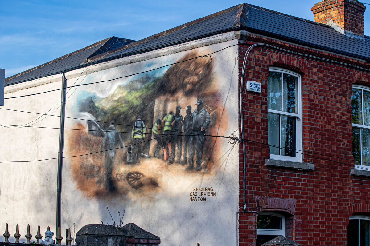 Μια τοιχογραφία ενός πίνακα του Ιρλανδού καλλιτέχνη Mála Spíosarí, γνωστός και ως Spicebag, που εμφανίστηκε στην πόλη του Δουβλίνου. Φωτογραφία: Damien Storan. Μια τοιχογραφία ενός πίνακα του Ιρλανδού καλλιτέχνη Mála Spíosarí, γνωστός και ως Spicebag, που εμφανίστηκε στην πόλη του Δουβλίνου. Φωτογραφία: Damien Storan.