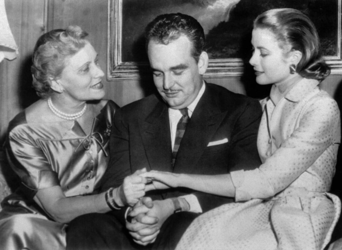 Prince Rainier III of Monaco (C) and his fiancee US actress Grace Kelly (R) showing to her mother her engagement ring in 1956. (Picture: AFP via Getty Images) 