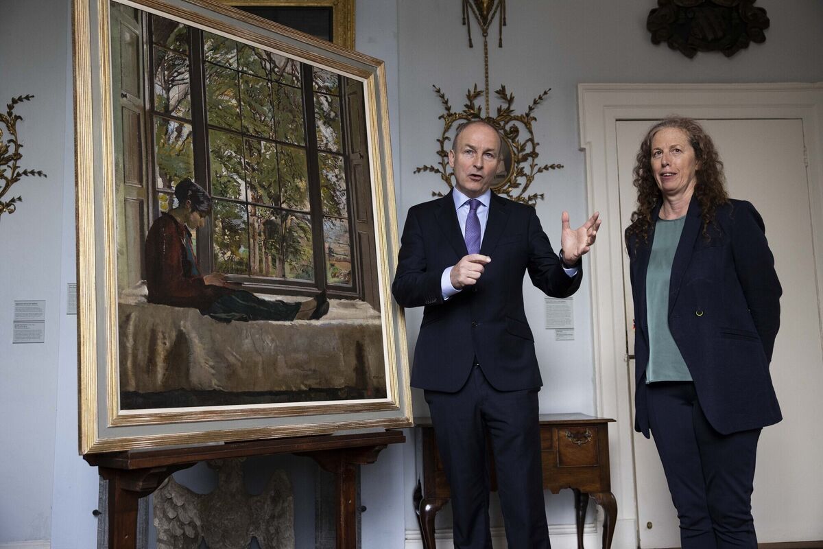 Ένας Tánaiste Micheál Martin και η διευθύντρια της Γκαλερί Τέχνης Crawford, Mary McCarthy, στα αποκαλυπτήρια της εξαγοράς της Crawford Art Gallery για την εθνική συλλογή, The Window του Ιρλανδού καλλιτέχνη Seán Keating (1889-1977). Ένας Tánaiste Micheál Martin και η διευθύντρια της Γκαλερί Τέχνης Crawford, Mary McCarthy, στα αποκαλυπτήρια της εξαγοράς της Crawford Art Gallery για την εθνική συλλογή, The Window του Ιρλανδού καλλιτέχνη Seán Keating (1889-1977).