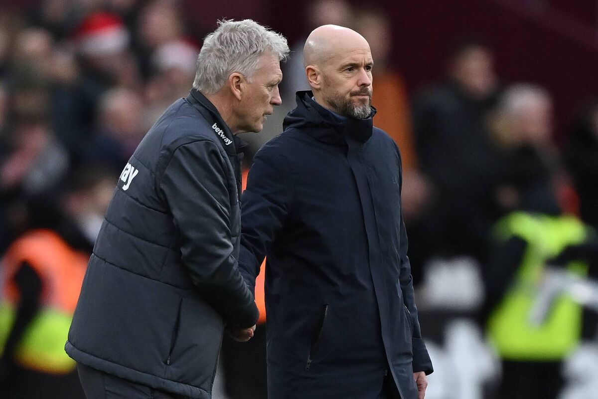 West Ham United's manager David Moyes (L) and Manchester United's Dutch manager Erik ten Hag (R) shake hands after the English Premier League football match between West Ham United and Manchester United at the London Stadium  (Photo by BEN STANSALL/AFP via Getty Images)