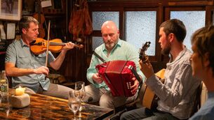 <p>Liam Flanagan, Derek Hickey, Macdara Ó Faoláin ag seinm ceol i Geantraí; Dé Domhnaigh, 10.30pm, TG4.</p>