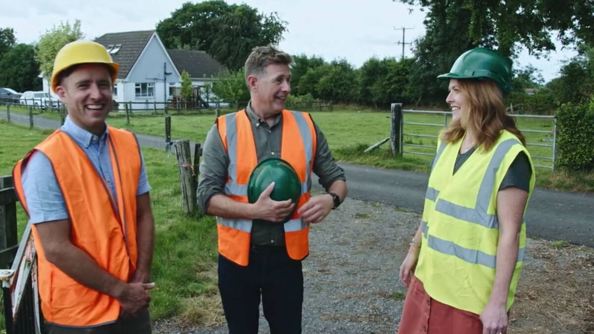 Dermot Bannon arrives onsite at Ivan Williams and Gráinne Murphy's farmhouse. 