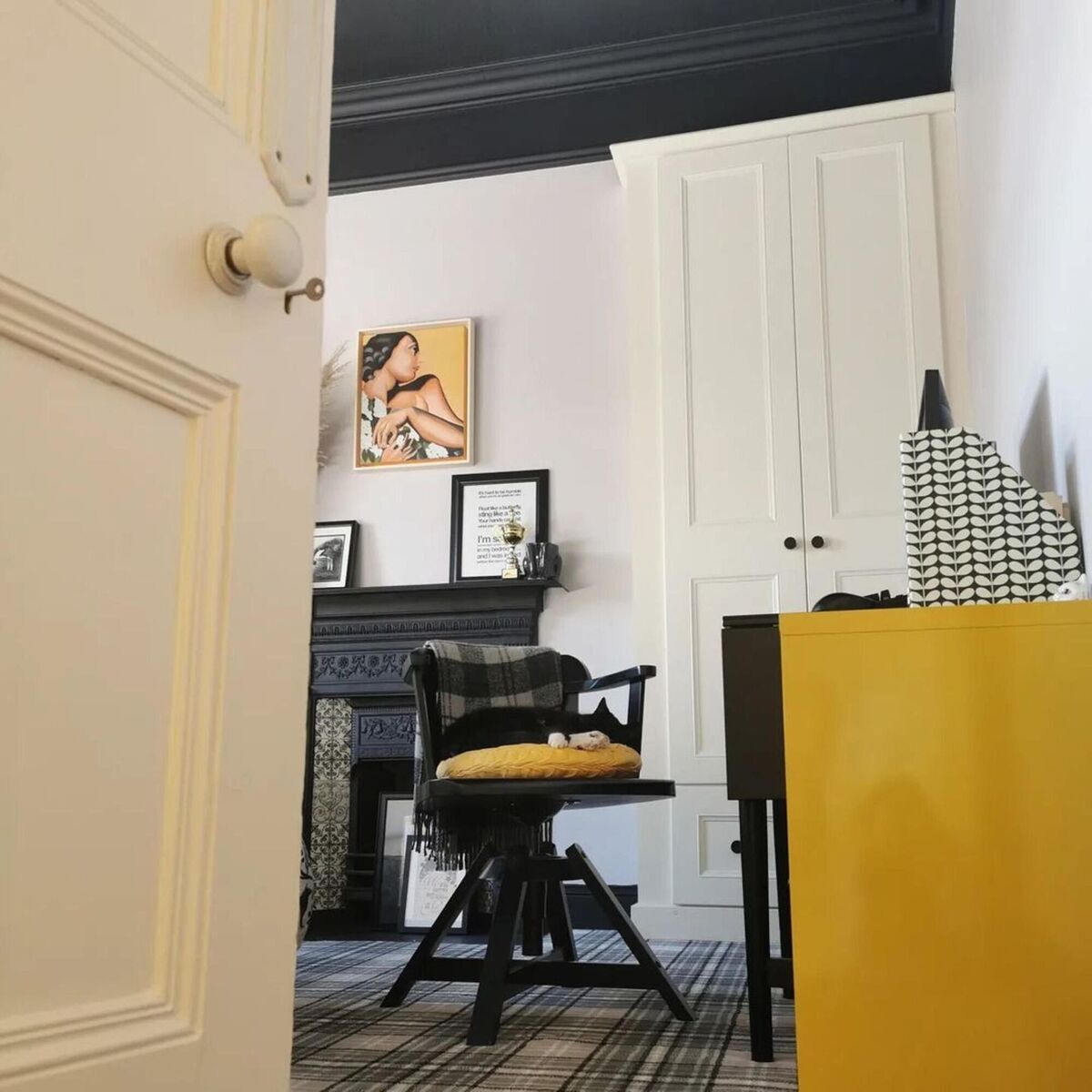  Walls finished in Acres Hall's Clay Bowl neutral hue make a striking contrast with the black ceiling.
