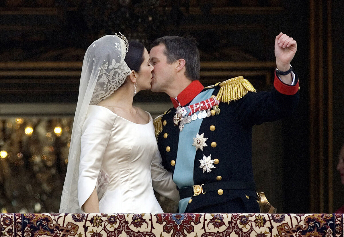 Crown Princess Mary kisses her new husband Denmark's Crown Prince Frederik on the balcony of the Amalienborg Palace in Copenhagen, Friday May 14, 2004. Picture: AP Photo/POLFOTO, Peter Hove Olesen Crown Princess Mary kisses her new husband Denmark's Crown Prince Frederik on the balcony of the Amalienborg Palace in Copenhagen, Friday May 14, 2004. Picture: AP Photo/POLFOTO, Peter Hove OlesenÂ