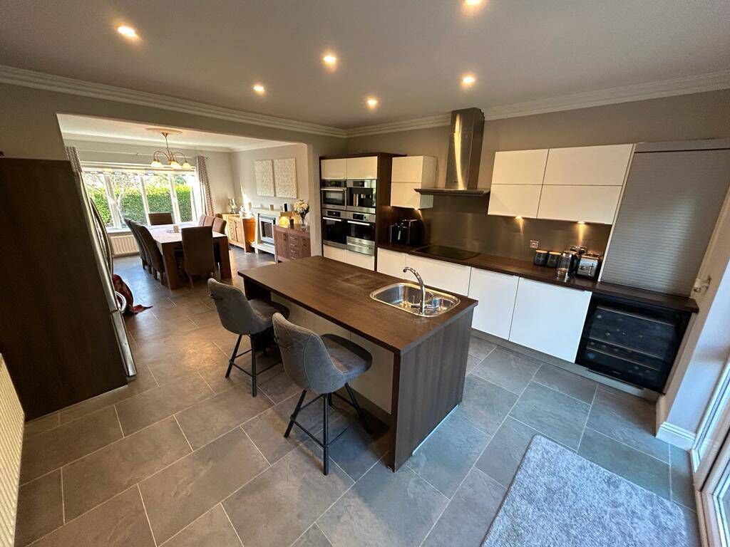 Open plan kitchen/dining