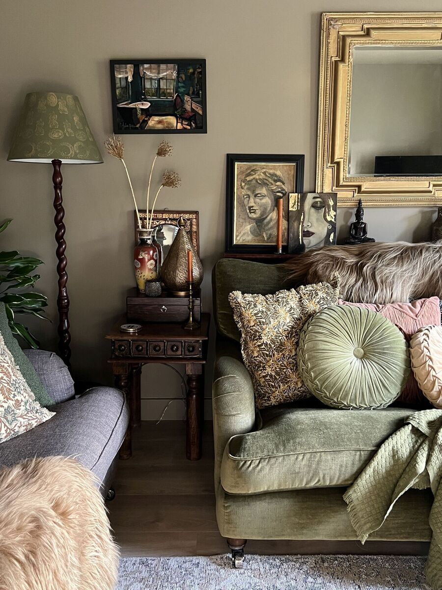  Stylist Sarah Twigg Doyle's barley twist wooden floor lamp was a vintage find, updated with a modern print lampshade.