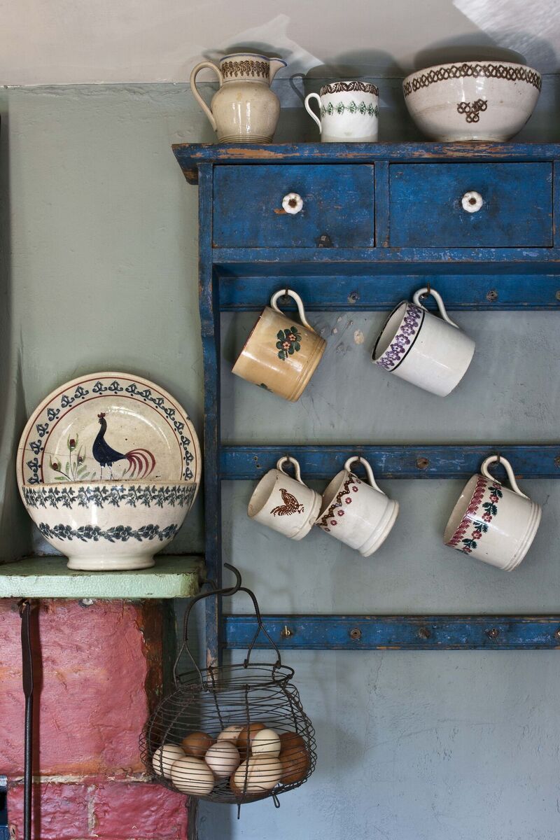  Paint techniques and contrasting colour are used to emphasise the quirkiness of an English country cottage in 'Find Your Style with Anne Sloan'.