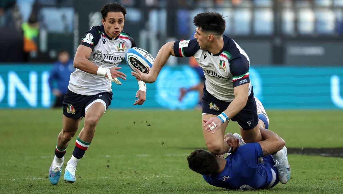 TOMMASO MENONCELLO: Italy’s Tommaso Menoncello offloads to Ange Capuozzo. Pic:©INPHO/Giuseppe Fama TOMMASO MENONCELLO: Italy’s Tommaso Menoncello offloads to Ange Capuozzo. Pic:©INPHO/Giuseppe Fama