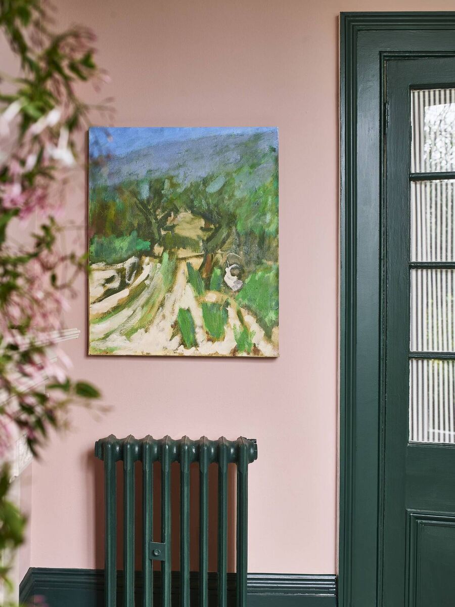 This statement period skirting, architrave, door and radiator are brought together in Annie Sloan Knightsbridge Green (Satin), standing boldly on Piranesi Pink wall paint.