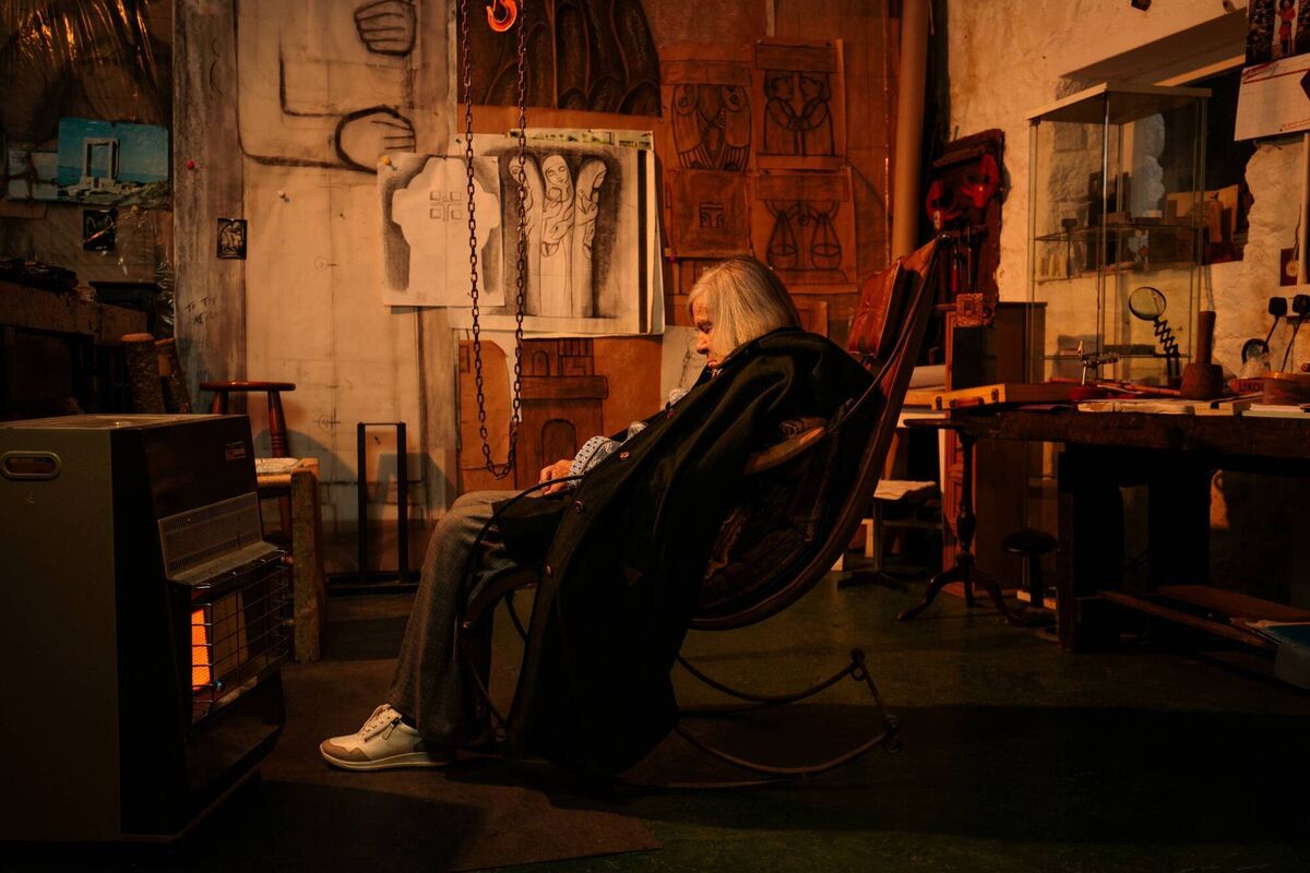 97-year-old sculptor Imogen Stuart falls asleep while getting her portrait taken at her studio in Dublin. Picture: Mark Condren/Mediahuis Ireland/Irish Independent/Sunday Independent