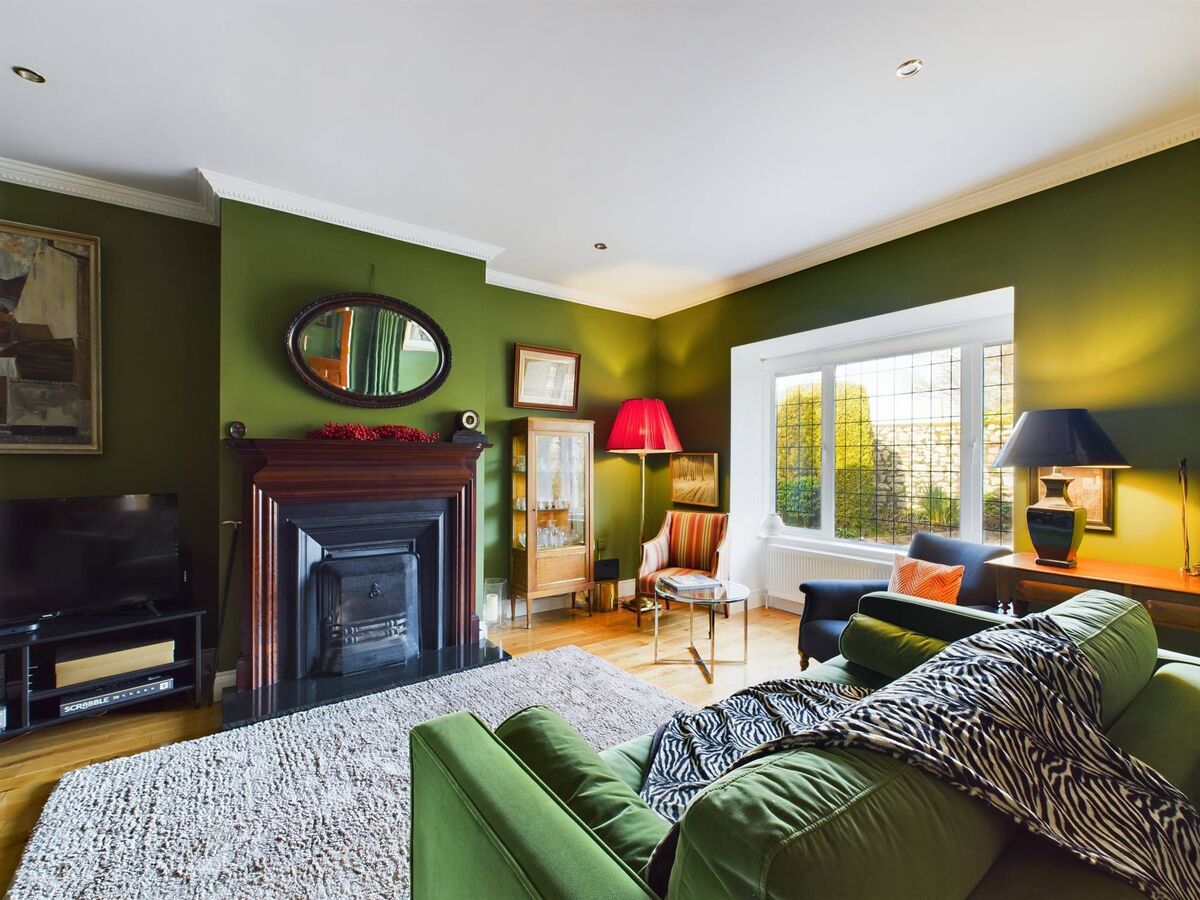 Front reception with bay window