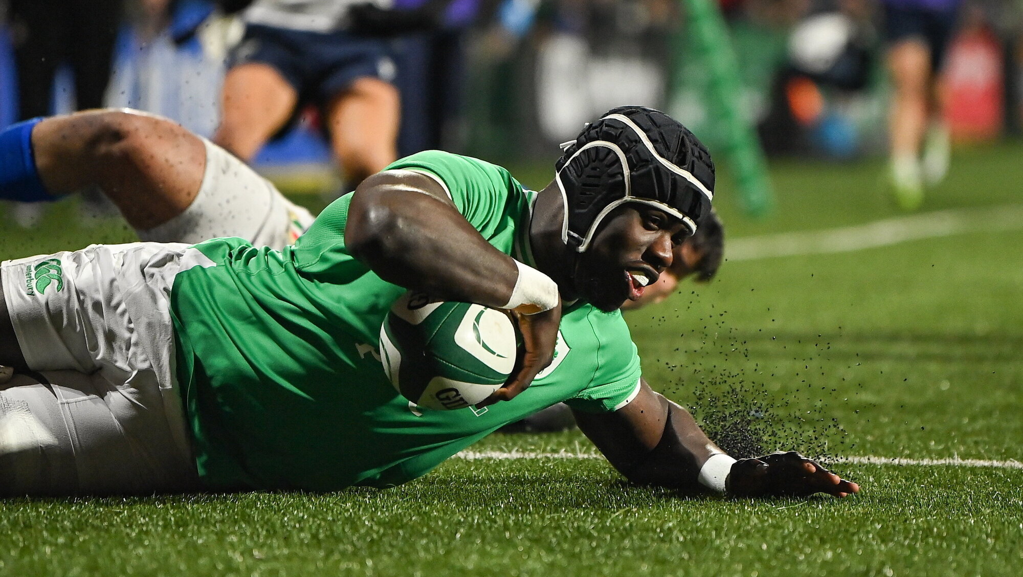 Ireland survive Italian scare to keep Grand Slam hopes alive