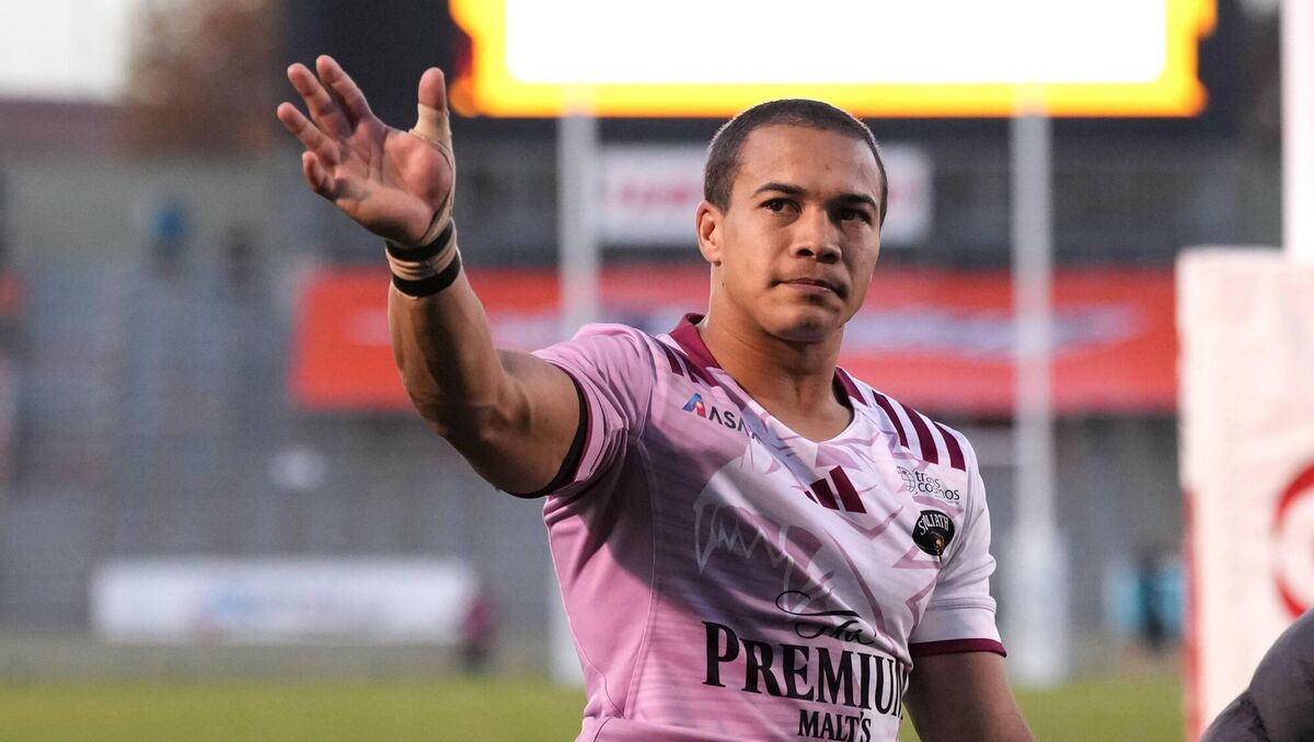 Kolbe greets to fans after defeating Kubota Spears in Japan.