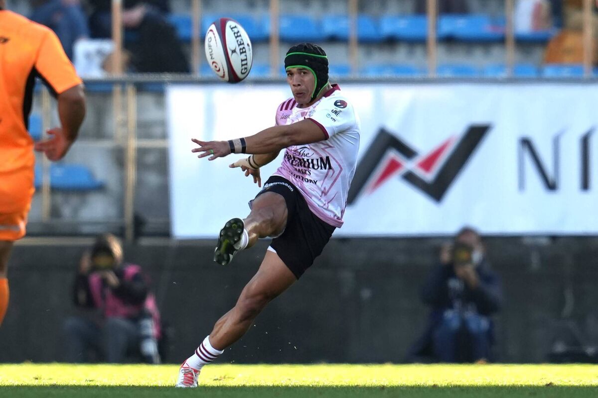 Kolbe kicking for Tokyo Suntory Sungoliath.