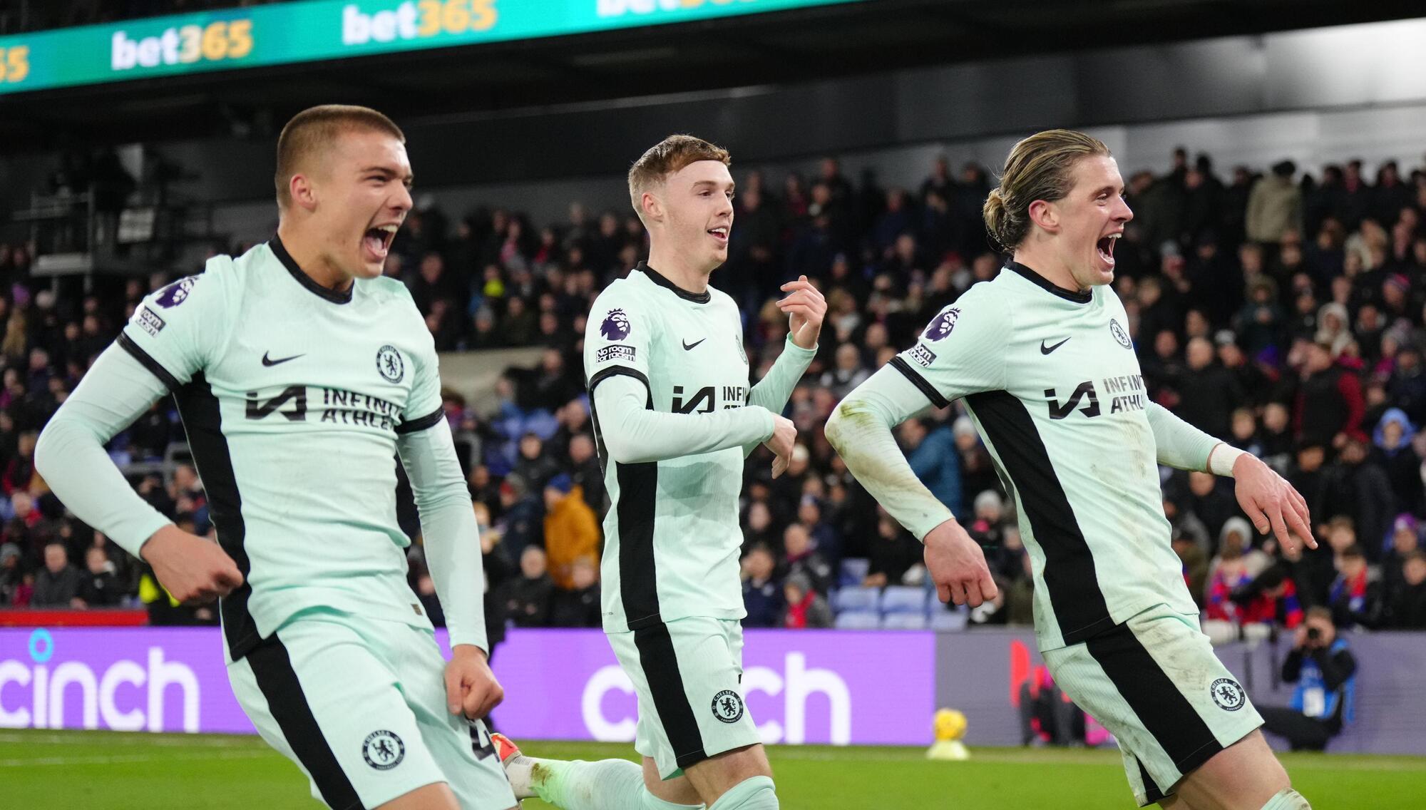 Gallagher at the double as Chelsea leave it late to beat Palace