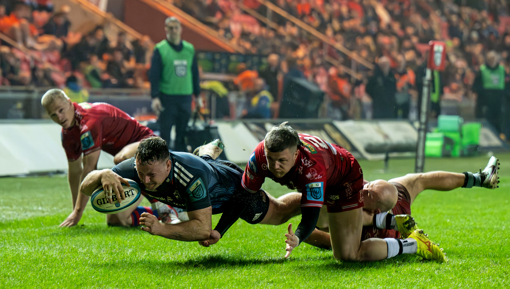 Munster secure bonus point win against battling Scarlets