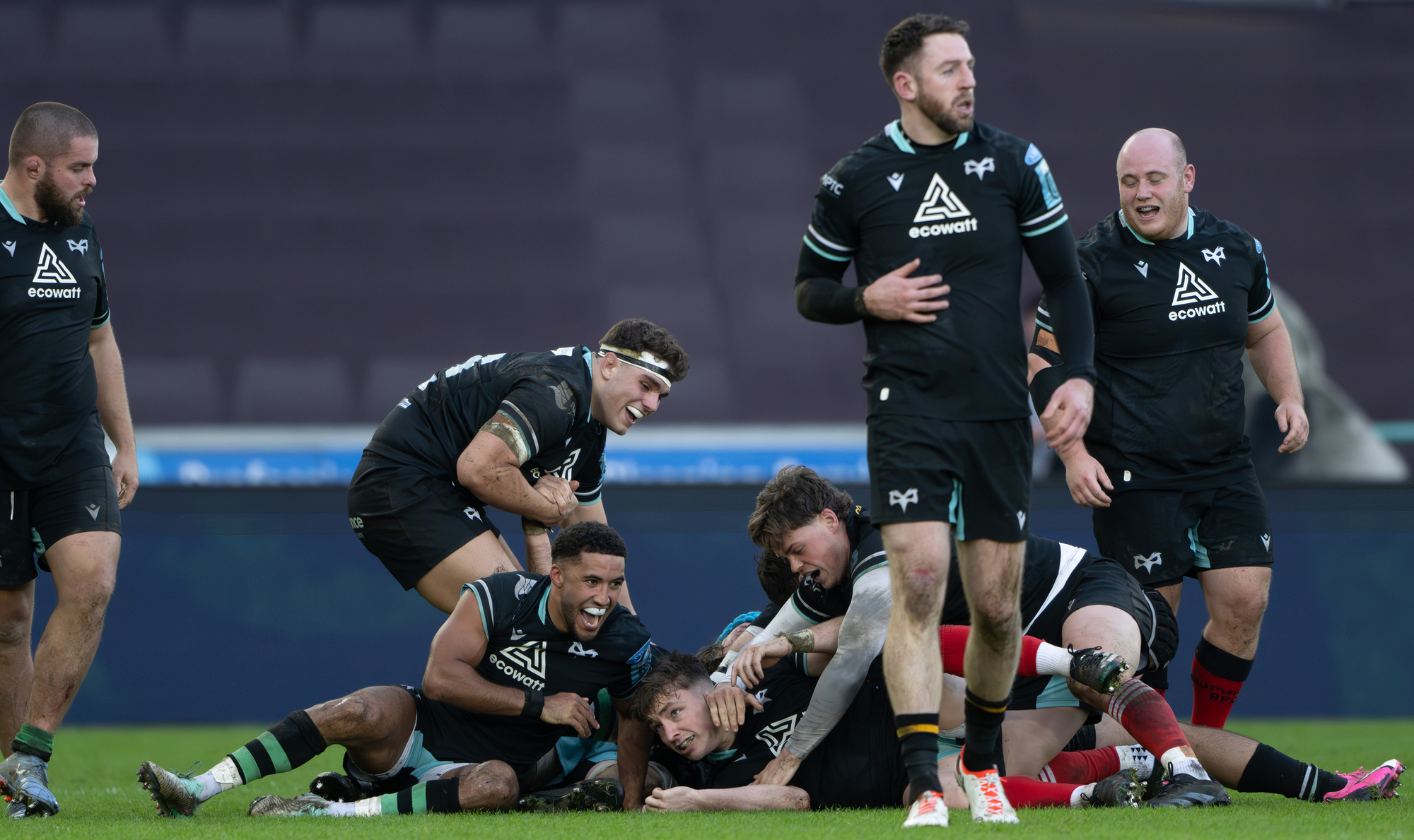 Ospreys' Edwards drops Ulster in it at the death