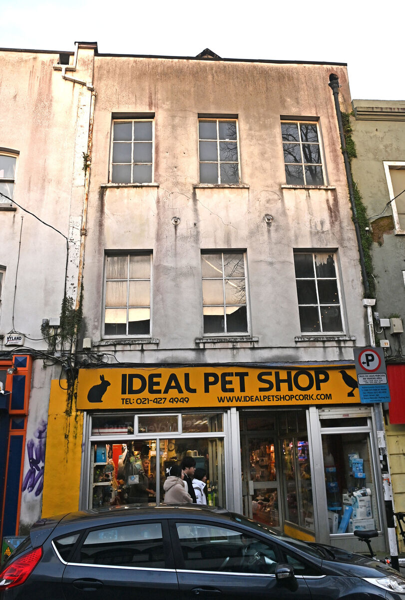 The site makes up a commercial ground floor unit and planning permission overhead for three apartments.