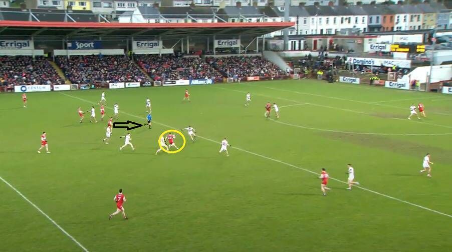 Murphy (yellow) drives forward and attracts defenders. McGuigan (black) continues his run and kicks their opening score