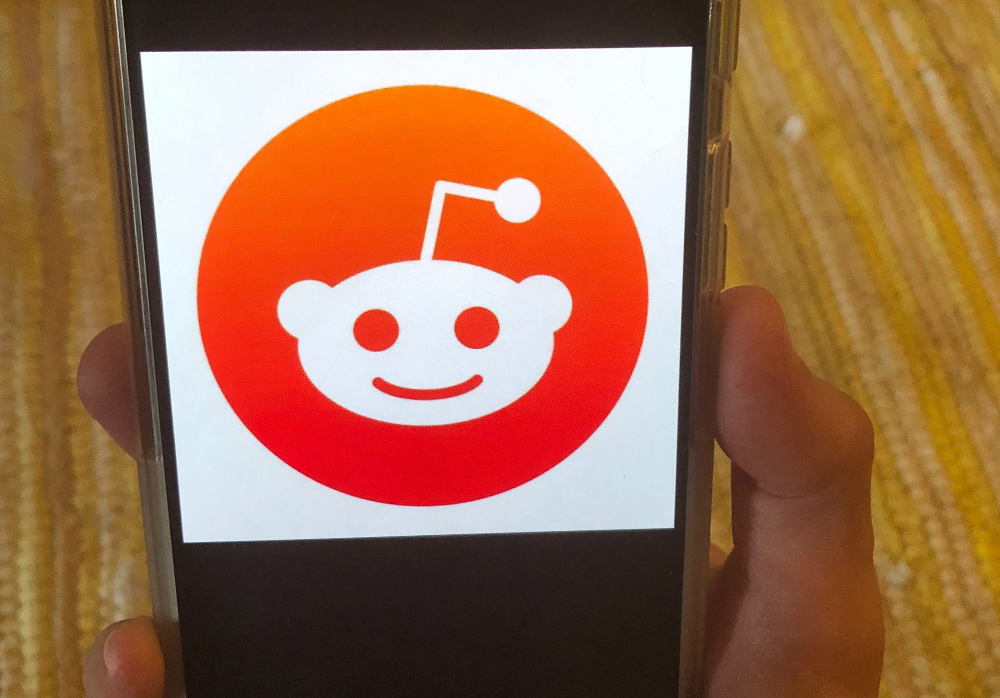 Reddit strikes deal allowing Google to train AI models on its posts