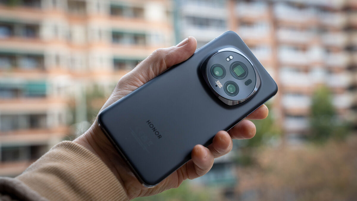 Hands-on with the Honor Magic6 Pro. Picture: Noel Campion.