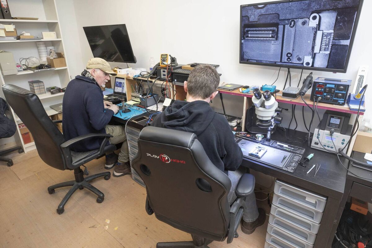 Technicians at Tekeir, a consumer electronics company partnered with refurbed