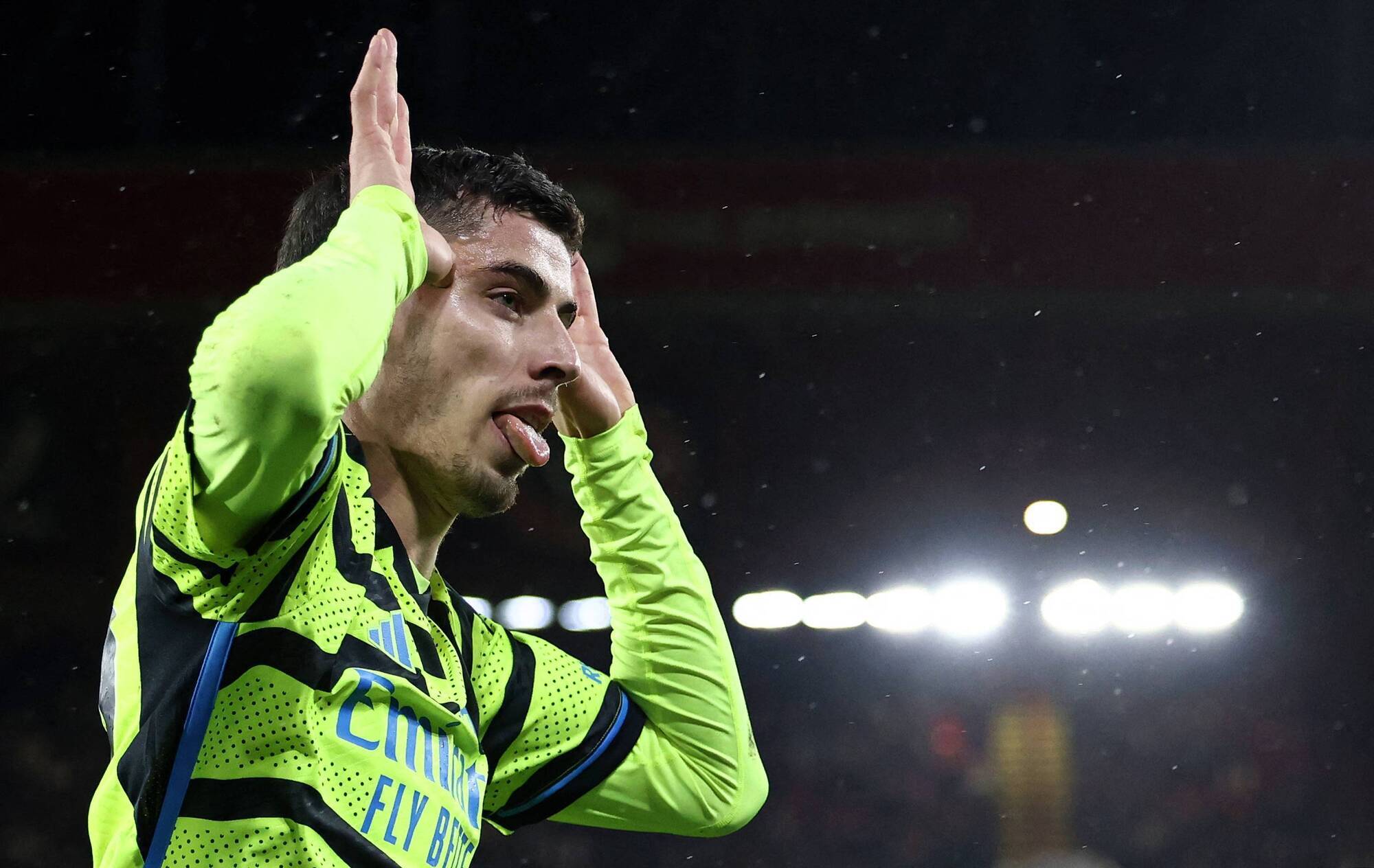 Goal-hungry Arsenal slice up Blades to maintain chase