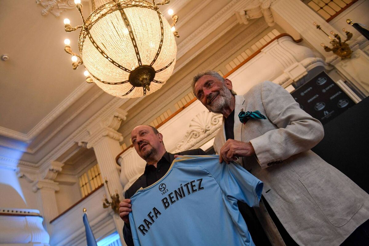 Celta Vigo's newly appointed Spanish head coach Rafa Benitez (L) poses for pictures holding his jersey with Celta Vigo's Spanish President Carlos Mourino during a press conference as part of his official presentation, in Vigo on July 3, 2023. (Photo by MIGUEL RIOPA / AFP) (Photo by MIGUEL RIOPA/AFP via Getty Images)