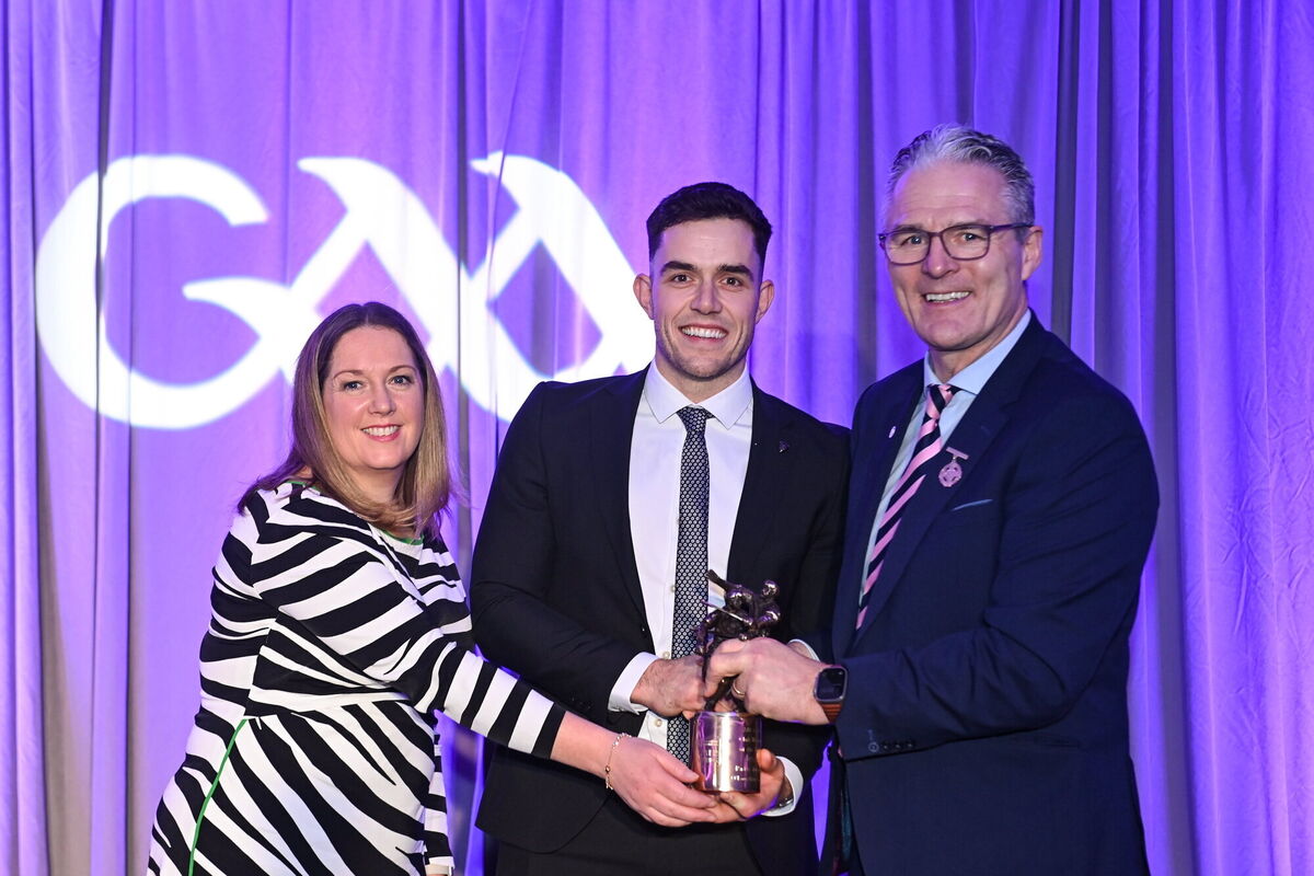 AIB GAA Club Hurler of the Year Paddy Deegan, centre, receives his award from AIB Head of Marketing Engagement Nuala Kroondijk and Uachtarán Chumann Lúthchleas Gael Jarlath Burns.