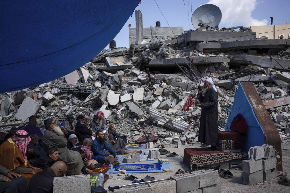 Palestinians pray in front of a mosque destroyed by the Israeli airstrikes in Rafah, Gaza Strip. File picture: AP Photo/Fatima Shbair Palestinians pray in front of a mosque destroyed by the Israeli airstrikes in Rafah, Gaza Strip. File picture: AP Photo/Fatima Shbair