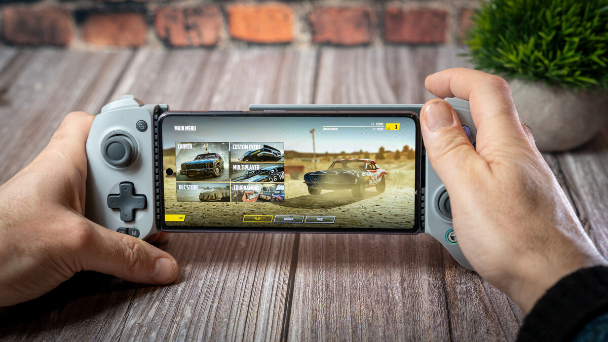 The Magic V2 has dual Silicon-carbon batteries with an average thickness of only 2.72mm. Picture: Noel Campion.