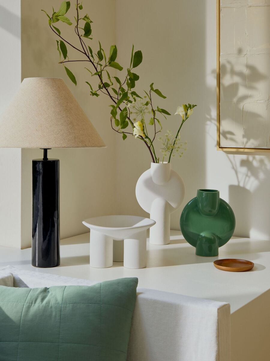 Acessories like lamps and vases are popular choices for gifting. H&M Home's selection start at €14.99. Acessories like lamps and vases are popular choices for gifting. H&M Home's selection start at €14.99.