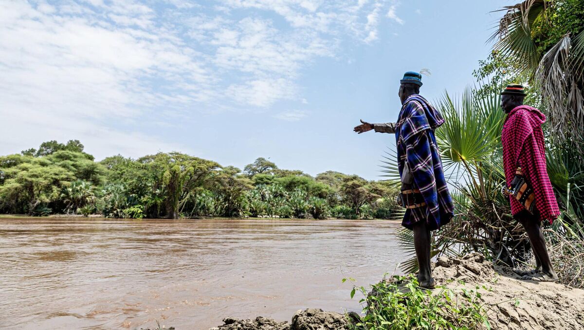 Surveying the Turkwel River, where locals have desilted a canal resulting in a flow of water from the river to their land. 
