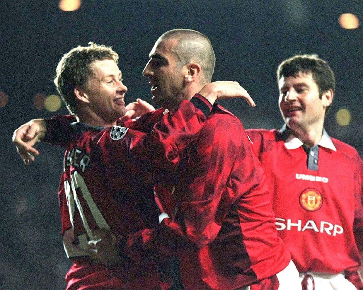 Cantona congratulates Ole Solskjaer after he opened the scoring for Manchester United against Rapid Wien in a UEFA Champions league match. Photo Dave Kendall.PA.