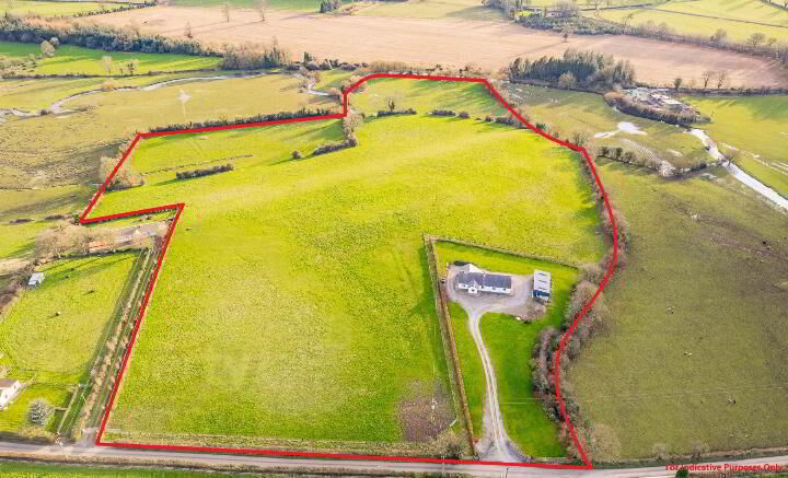 Hill House, in the townland of Crampcastle, is just 2km from Fethard. Hill House, in the townland of Crampcastle, is just 2km from Fethard.
