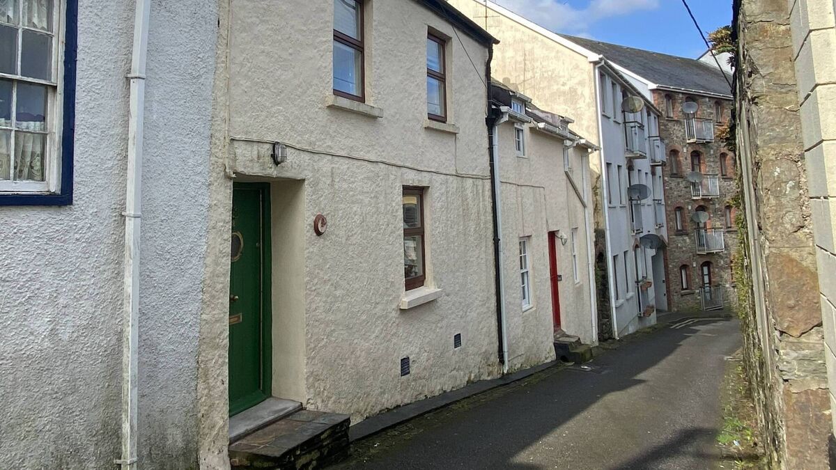 A Pulitzer Prize winner was one of many writerly figures to pull up a pew at this €360k Kinsale home - Vimarsana News