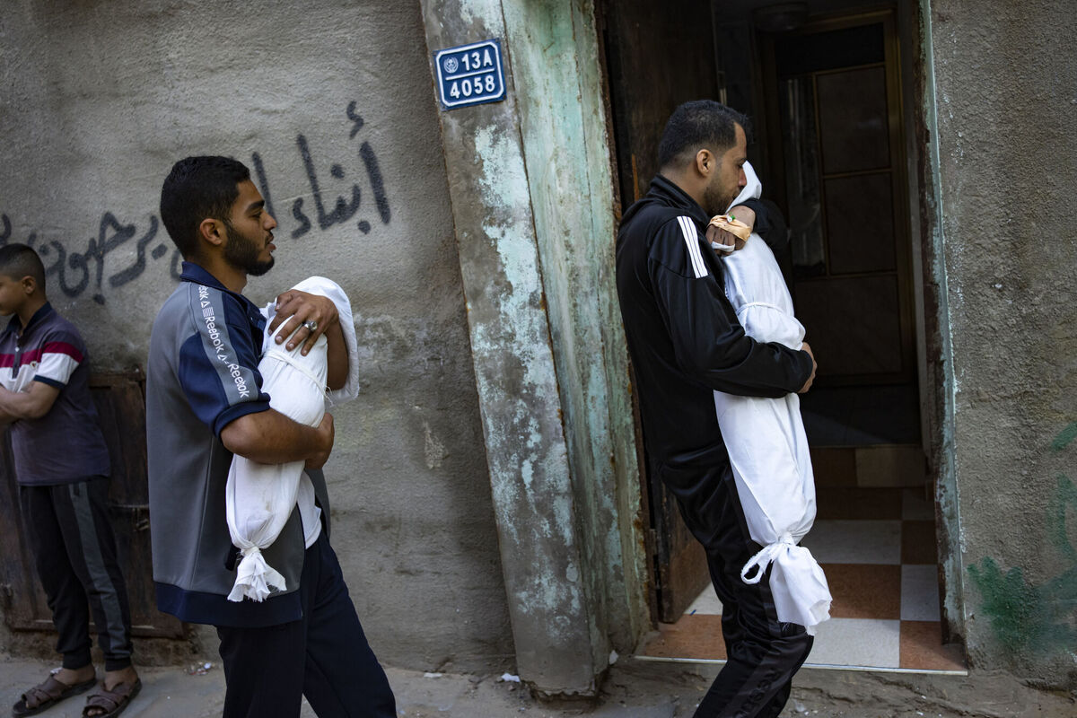 Abu Draz family members carry the bodies of Ashraf Abu Draz's daughters into their home in Rafah, southern Gaza, on Thursday. Picture: Fatima Shbair/AP Abu Draz family members carry the bodies of Ashraf Abu Draz's daughters into their home in Rafah, southern Gaza, on Thursday. Picture: Fatima Shbair/AP