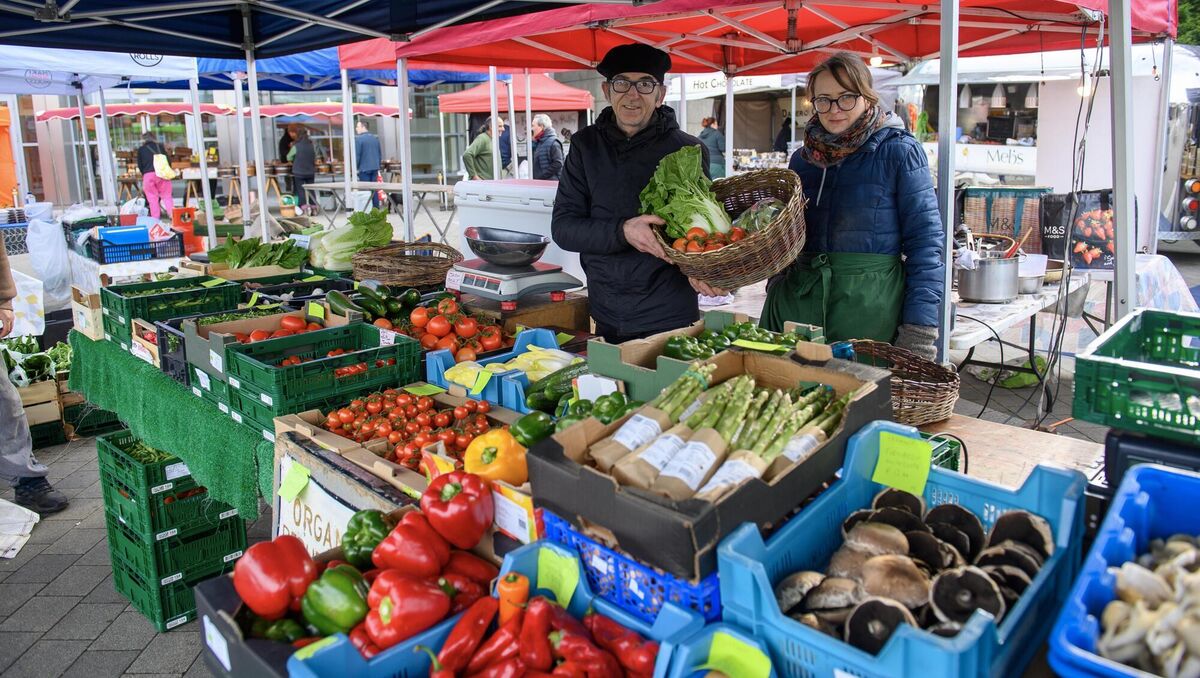 Willie Doherty with Helen Horgan at the Organic Republic stall at Mahon Farmers Market, Cork. Fresh tomatoes at the stall show what can be grown in Ireland. Picture: Dan Linehan